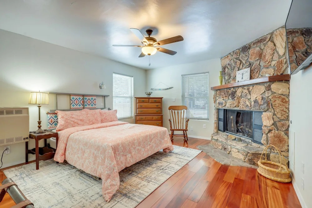 Mountainside Bliss: Red River Getaway w/ Fireplace
