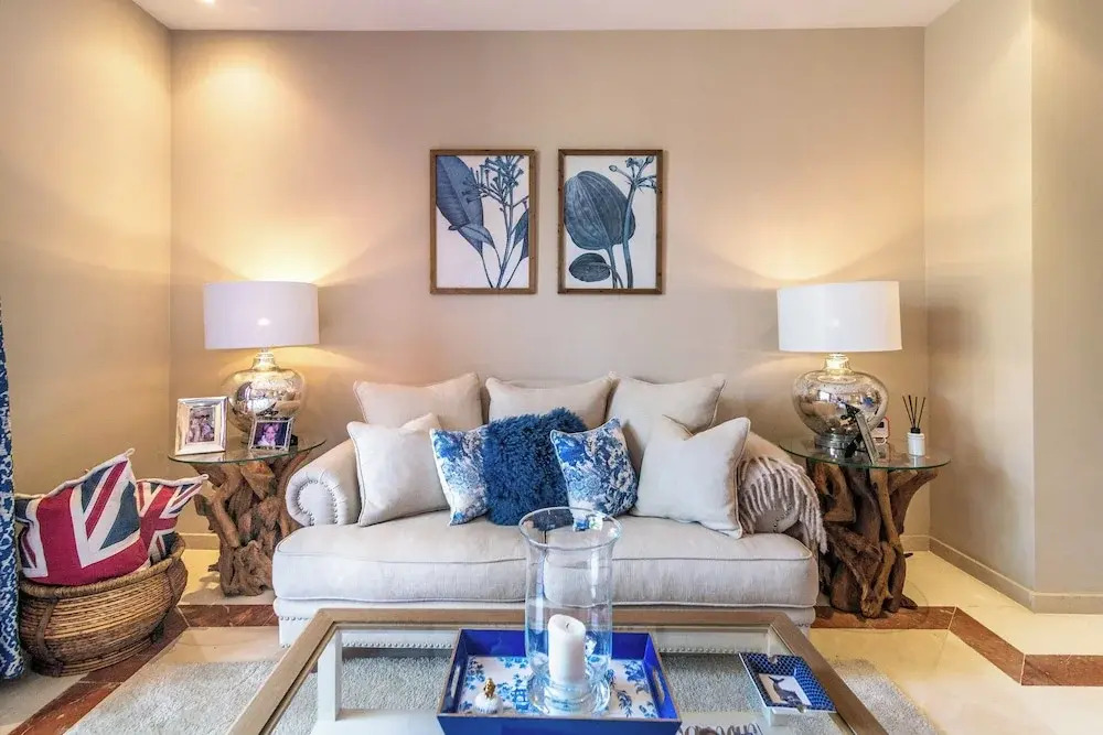 Luxury 2-bed Apartment Elviria - Pool, Sauna & gym