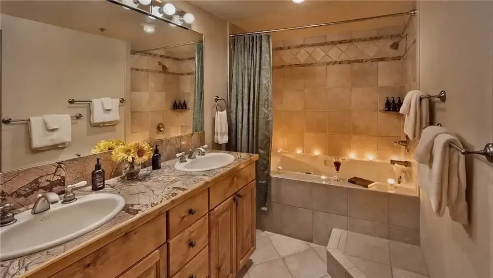 Dauphine 123 2 BedroomCondo By Moving Mountains