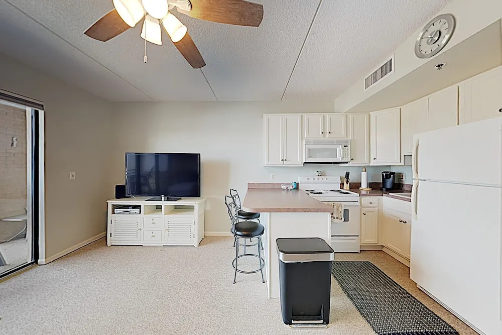 New Listing! Downtown Riverfront W/ Balcony 1 Bedroom Condo