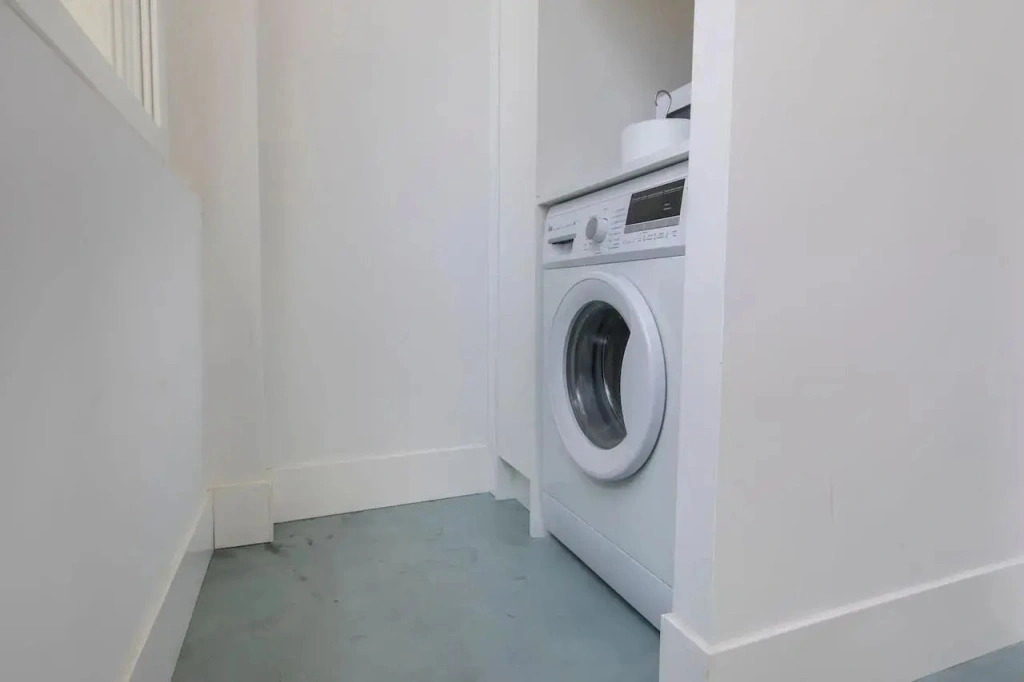 Brand new fully furnished hostel just 20 meters from Anjos metro station - 7