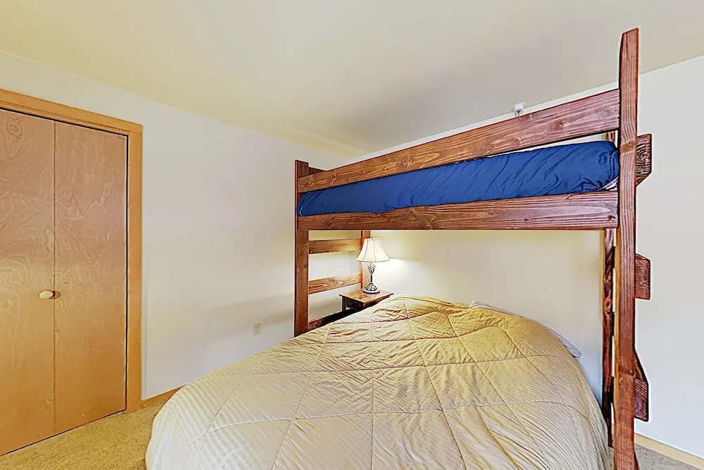 New Listing! W/ Balcony, Lake Views, Hot Tub 2 Bedroom Condo
