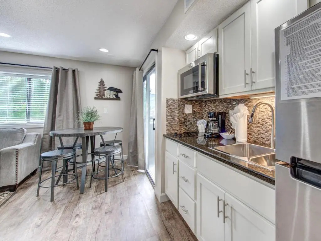 Our Mountain Home, 2 Bedrooms, Walk Downtown, Pool Access, WiFi, Sleeps 4