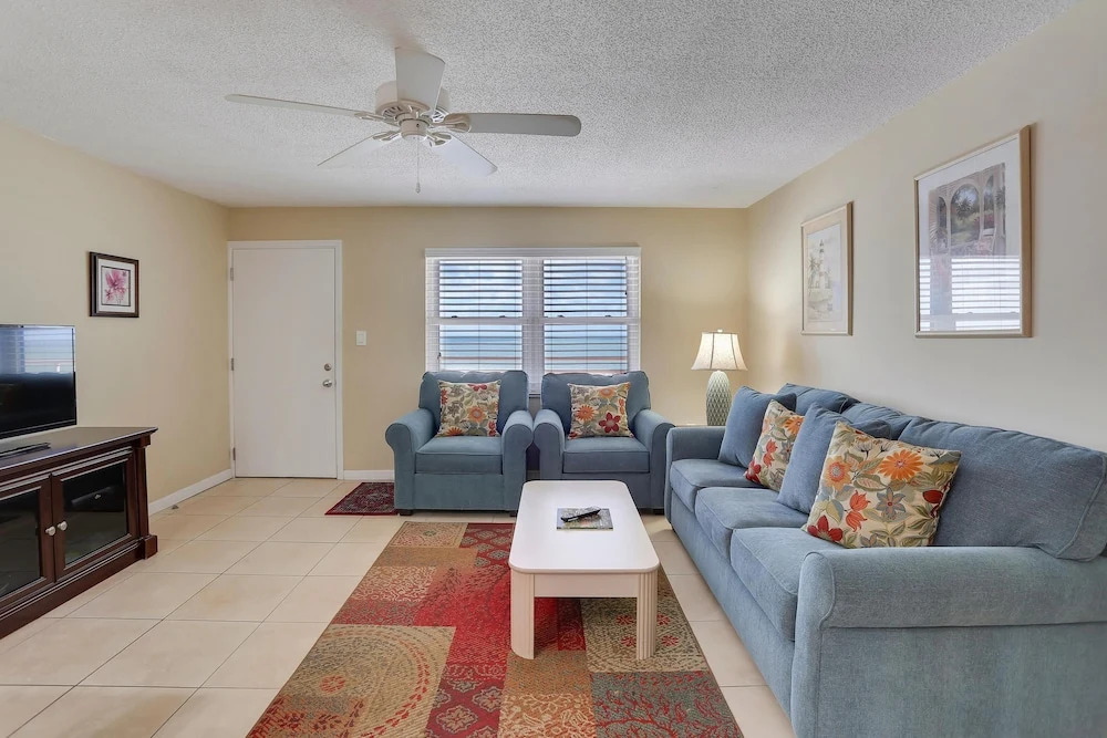 Sunset Chateau 609 Top Floor/ Amazing Views/ Great Location!