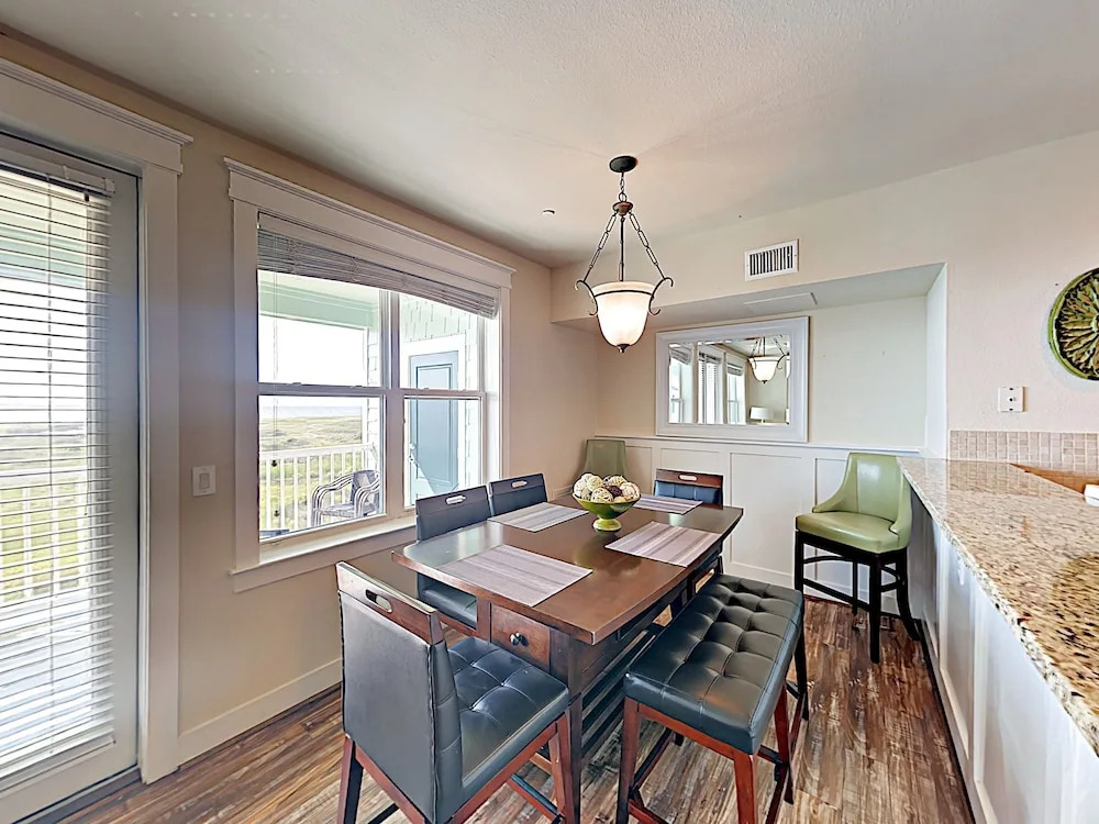New Listing! Bay-view Gem W/ Pool, Hot Tub & Beach 2 Bedroom Condo