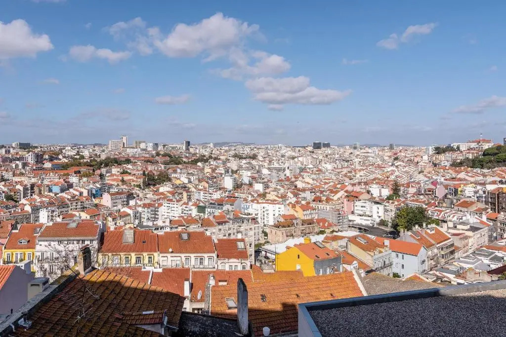 Bright Flat for 6 in Central Graça by GuestReady