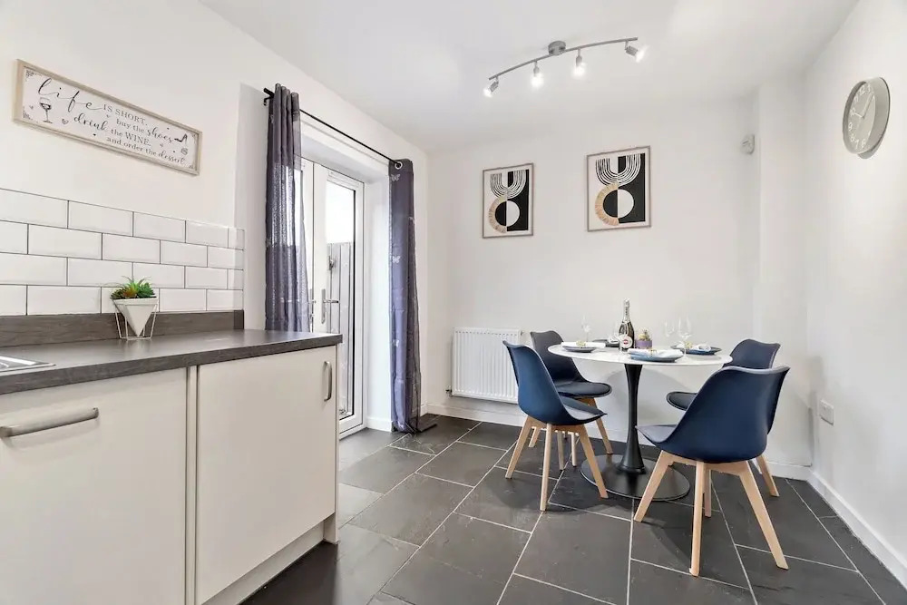 House - Sleeps 4 - Garden - Parking