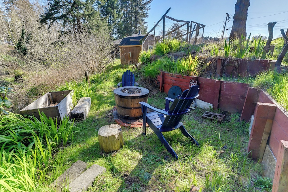 On-site Creek & Fishing: Cozy Coos Bay Retreat!