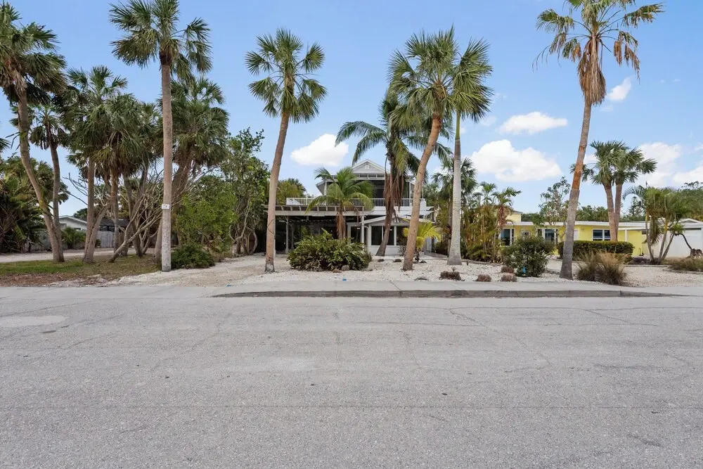 Siesta Key Oasis w/ Outdoor Pool + Screened Lanai!
