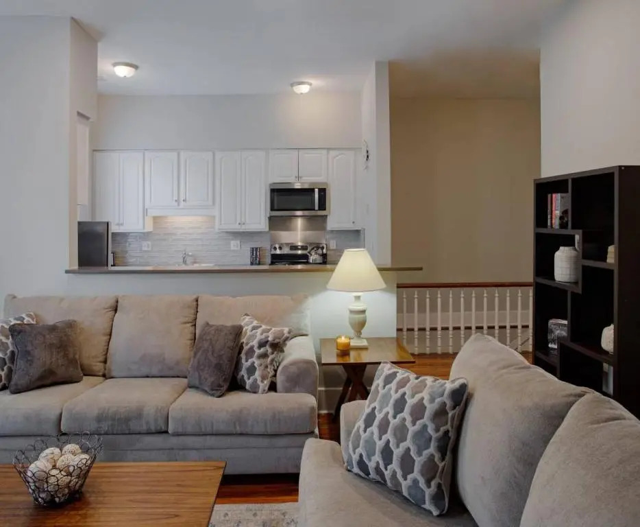 414B Waldburg st · 2 Bedroom Oasis near Forsyth Park