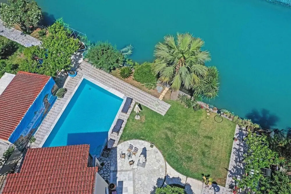 Riverside Villa 8 Persons With Access to the sea