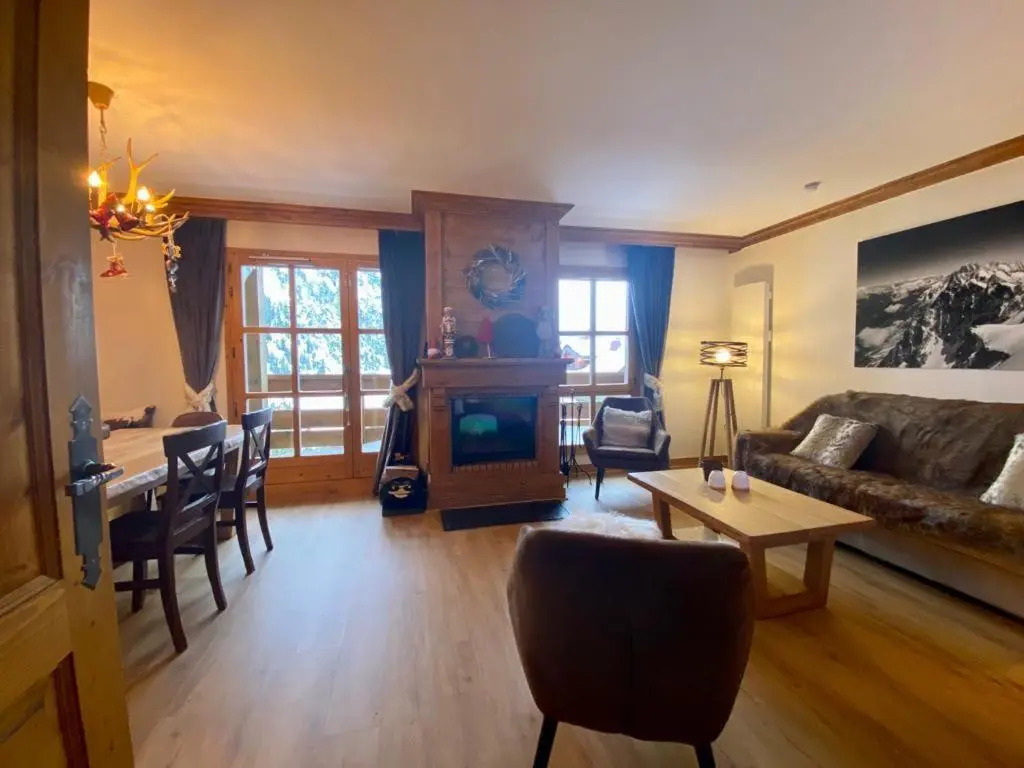 Stunning Mountain Views & Fireplace - 2 Bed, sleeps 8, Top Floor Duplex Apartment, Arc 1950