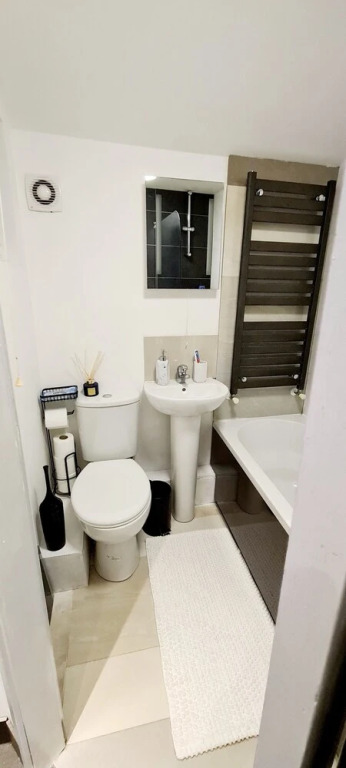 Maple House - Inviting 1-bed Apartment in London