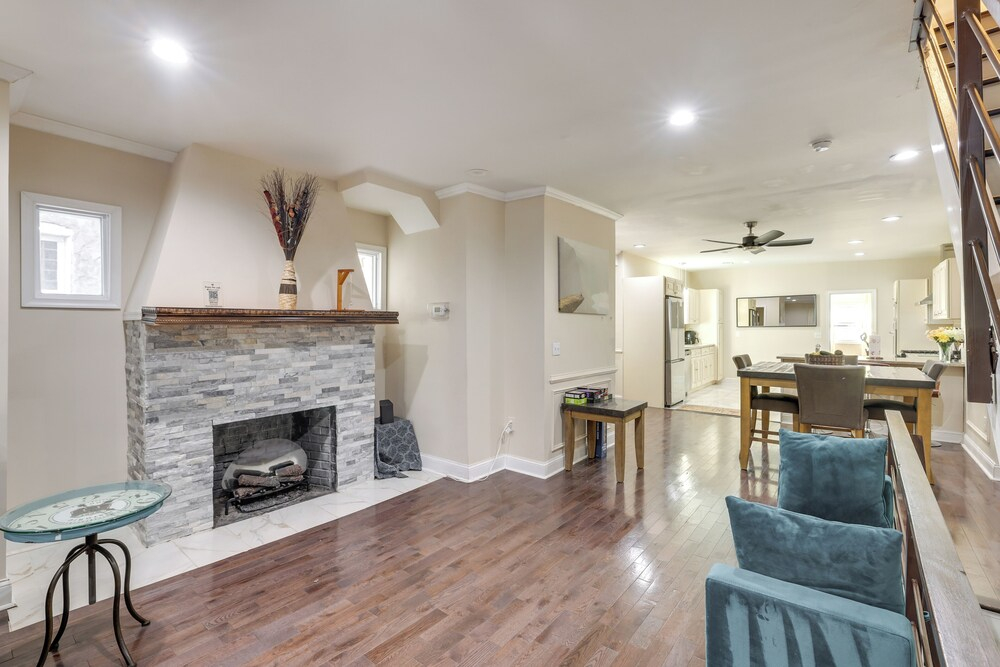 Pet Friendly! 3-story Home Near Lincoln Financial