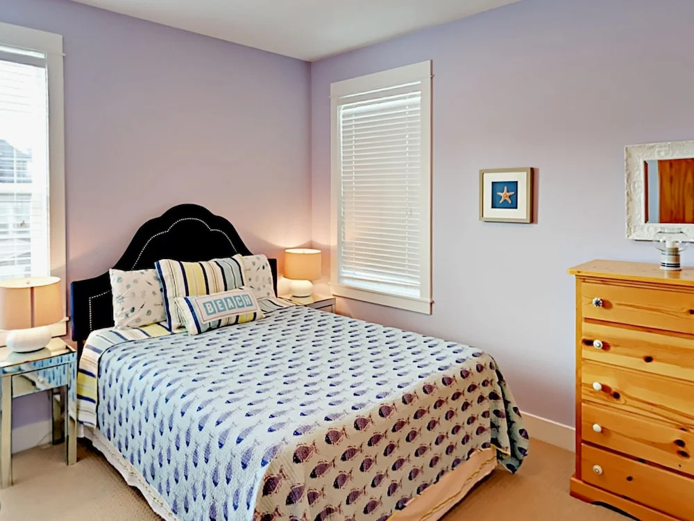 2751 SW Beach Ave Home 3 Bedrooms 2.5 Bathrooms Home