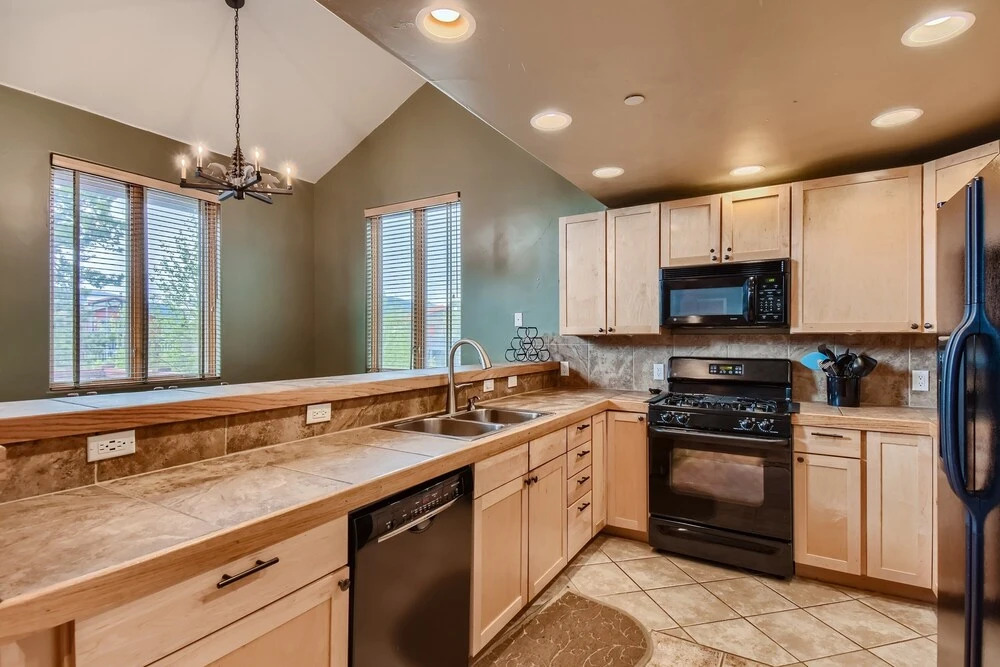 42 Burgundy 4br 3.5ba 4 Bedroom Townhouse by RedAwning