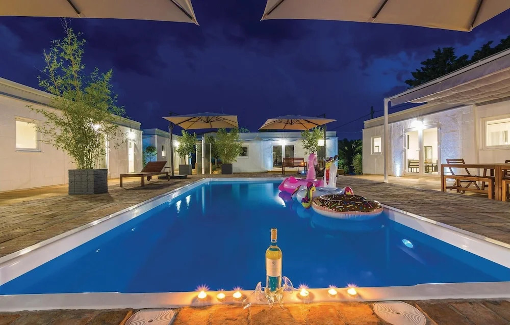 Ten-Bedroom Holiday Home In Petrcane