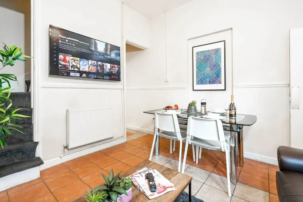 Birmingham Townhouse With Garden and Parking