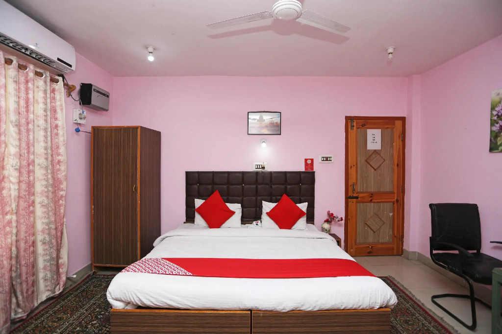 OYO 15858 Hotel Grand Comforts