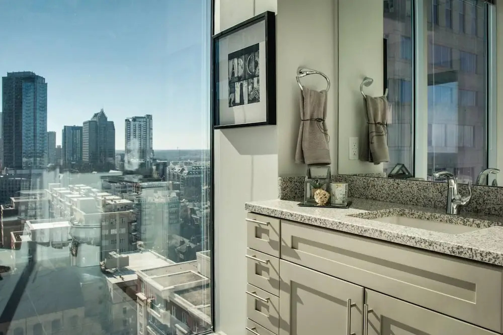 Luxury 2BR Apt In Uptown City View