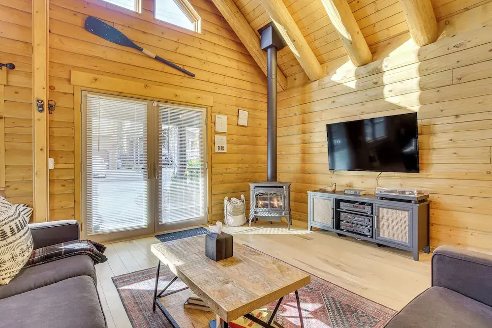 2 Mi to Lake Arrowhead Village: Pet-friendly Cabin