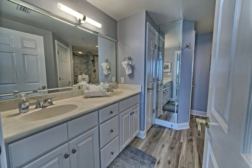 Spacious Tropical Condominium at 17th Floor with Beach and Pool Access - Unit 1707 by RedAwning