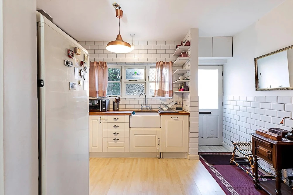 Stylish Spacious 3-bed Home in Vibrant Bow