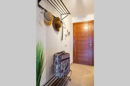 2BR poolfront family apartment WIFI and Near beach