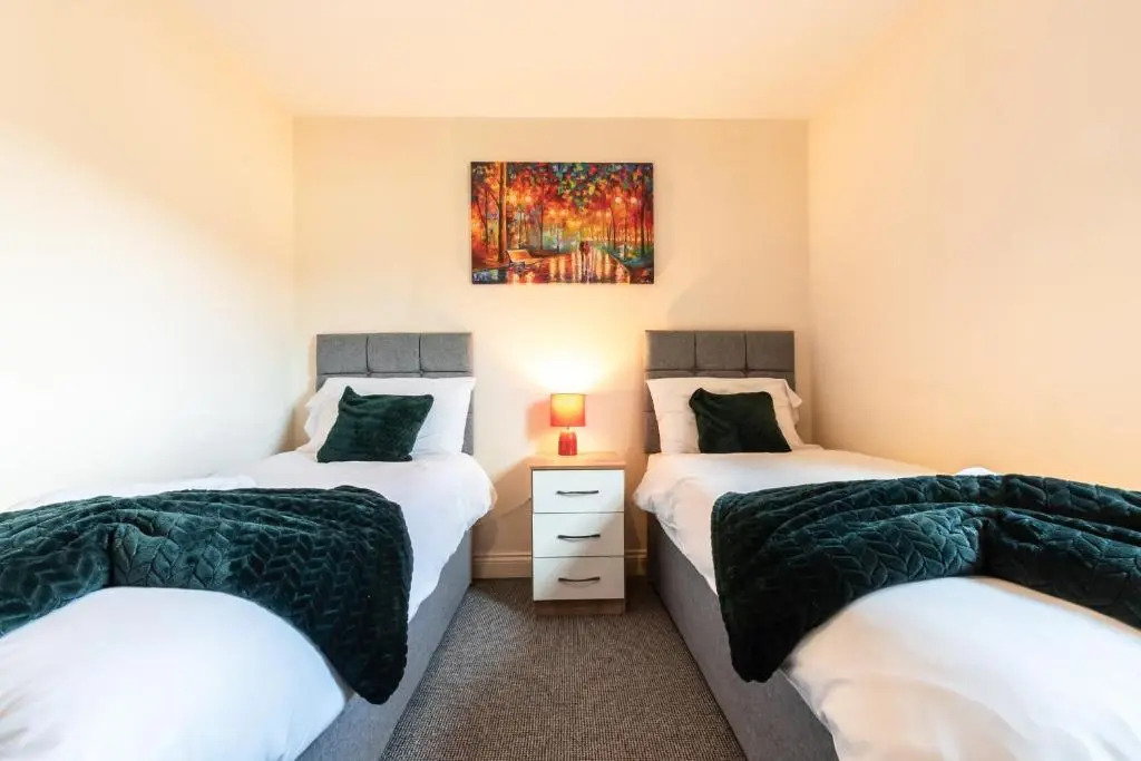 BEST PRICE! STUNNING 2 Bed City Centre - 4 single beds or 2 Super king, Smart TVs, Sofa Bed & FREE SECURE PARKING
