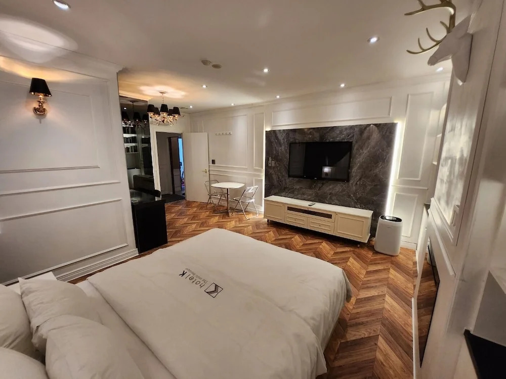 R Hotel