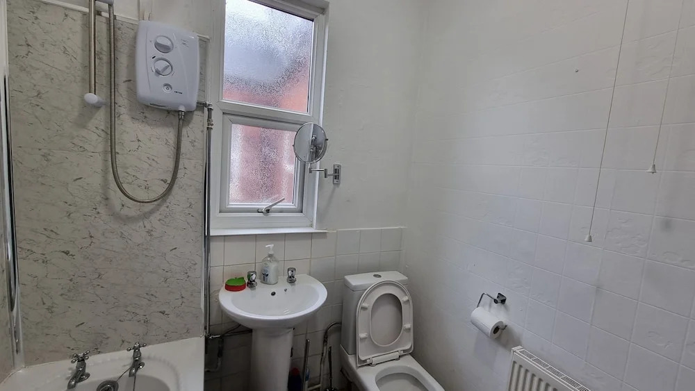 Spacious 4-bed House Great Location Coventry