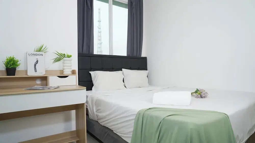 Modern 2Br With Service Room Apartment Woodland Park Residence