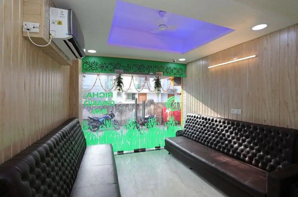 OYO 22697 Richa Grand Inn