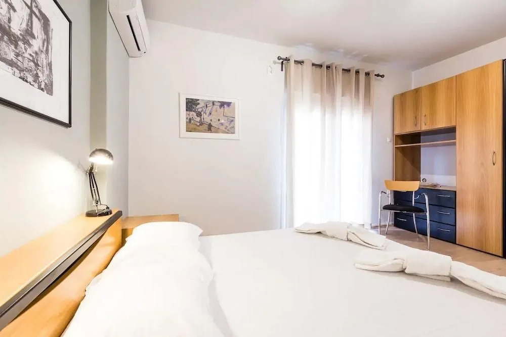 Downtown urban apartment for 4 people in Plaka