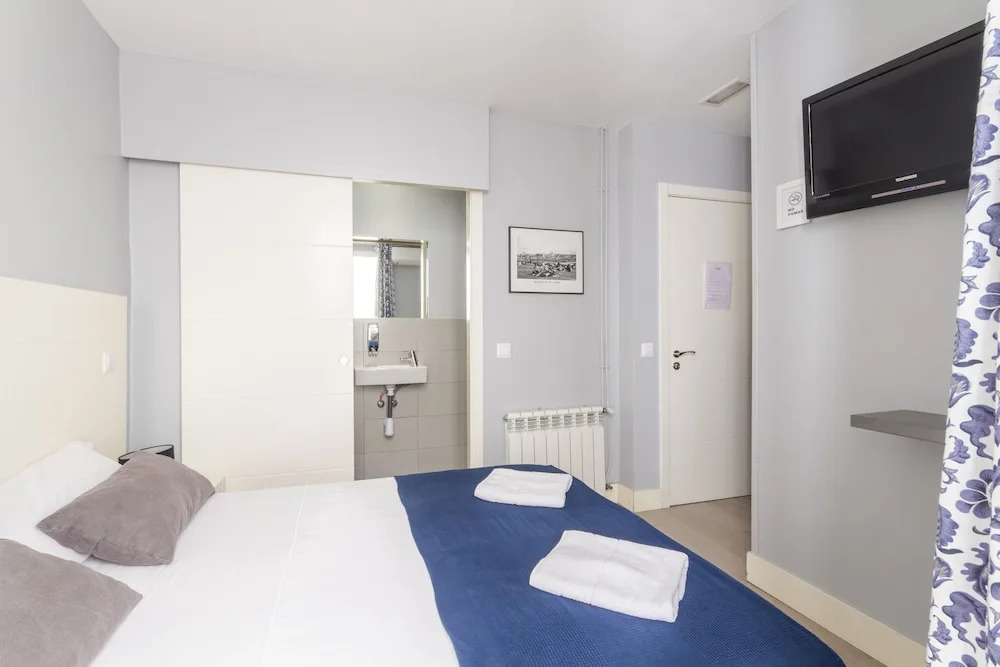 8Rooms Madrid, smart self check-in rooms