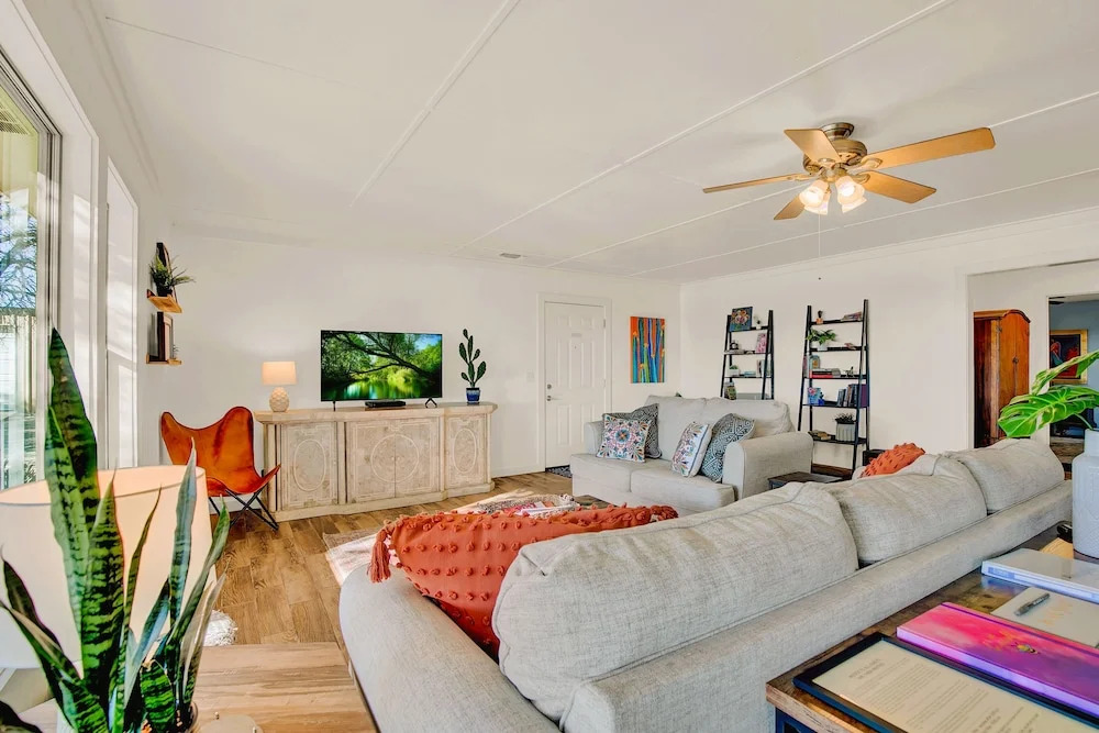 Stunning Hill Country Haus - Minutes From Main St!
