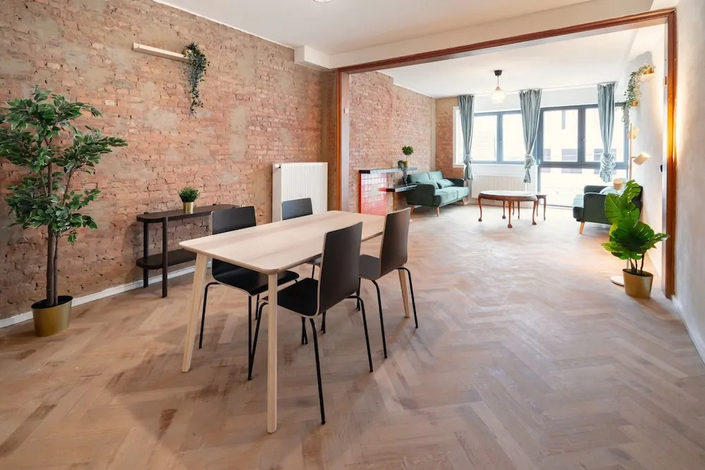 Stylish 2BR Apartment - Central Location