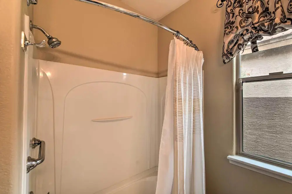 Spacious Surprise Home: 6 Mi to Wildlife World Zoo