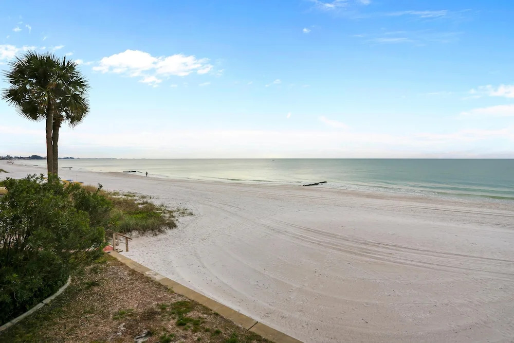 Trillium 1C Beach Front Condo With Private Balcony/updated/pool