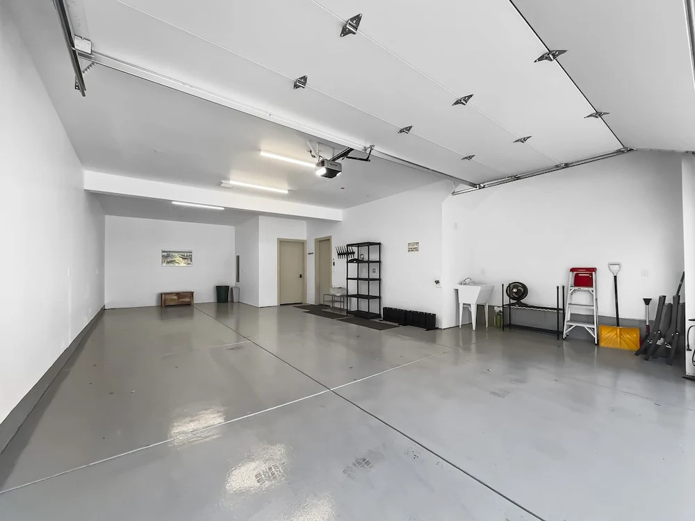 541 Center Circle 3br 3.5ba 3 Bedroom Townhouse by RedAwning