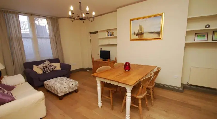 The London Agent - Hurlingham Mansion Flat SW6