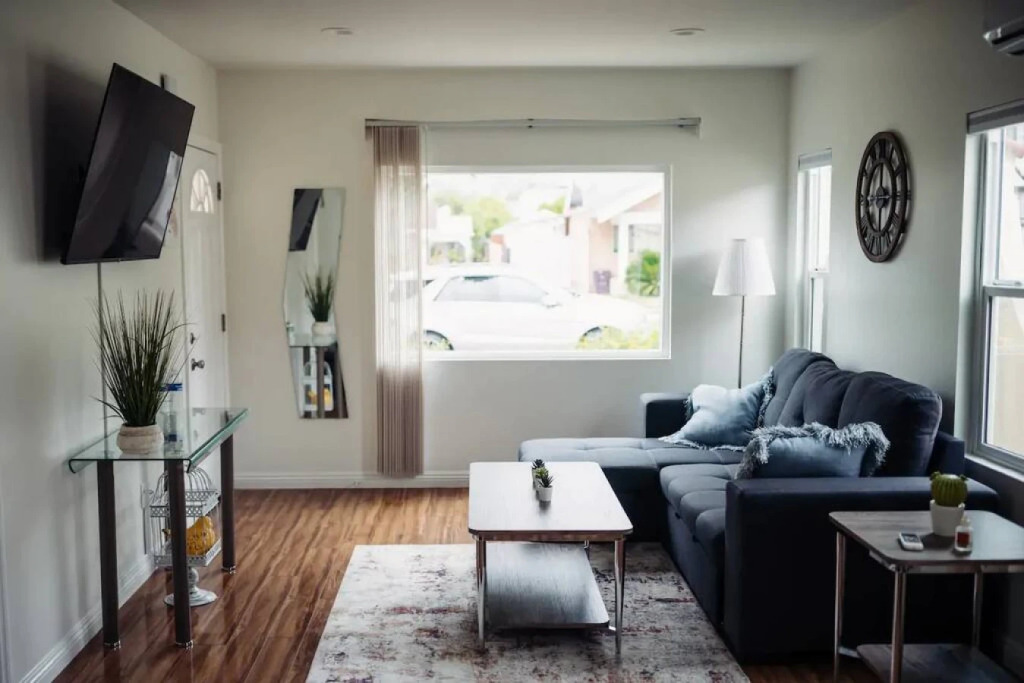 CHARMING 2-BEDROOM BUNGALOW HOME IN GLENDALE  (p4)