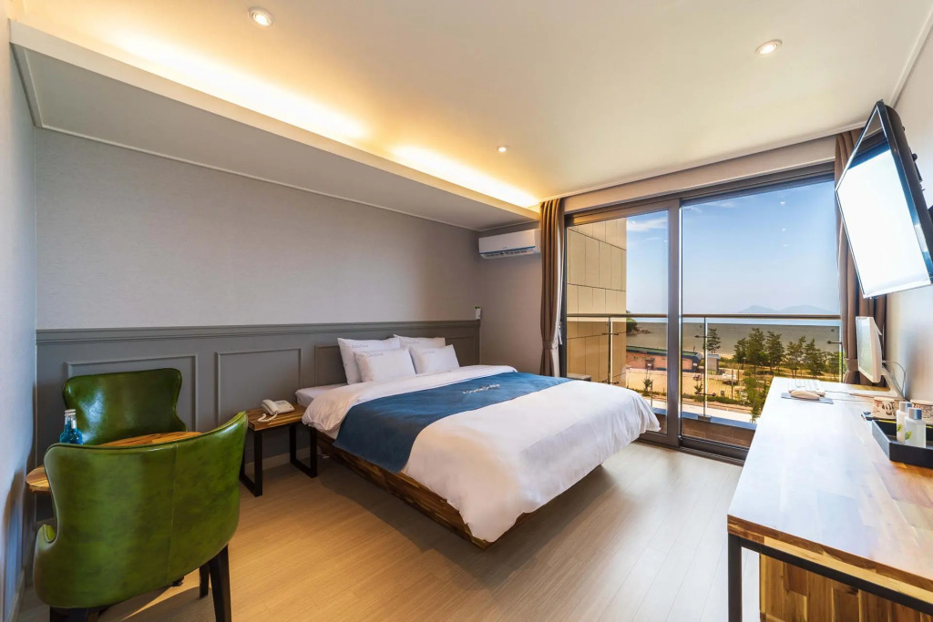 CozyCove Boutique Hotel