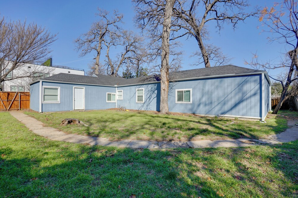 Walk to At&t Stadium: Arlington Home w/ Yard!