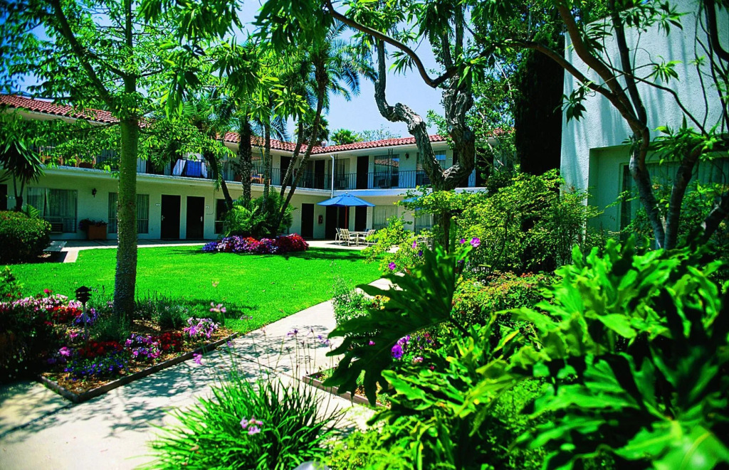 West Beach Inn, a Coast Hotel