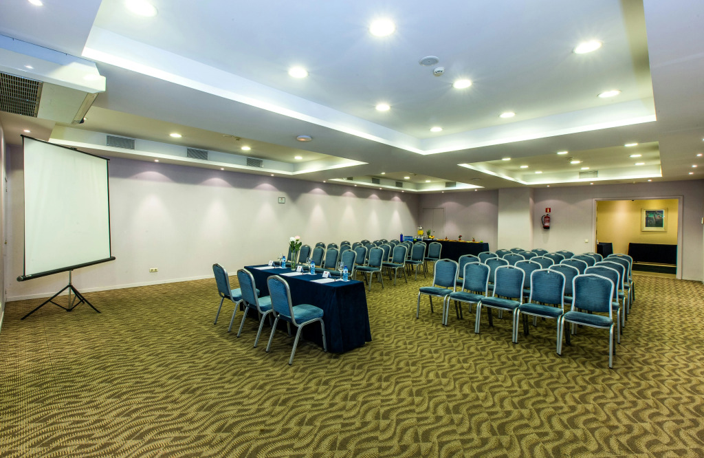Отель Leonardo Hotel Barcelona Gran Via