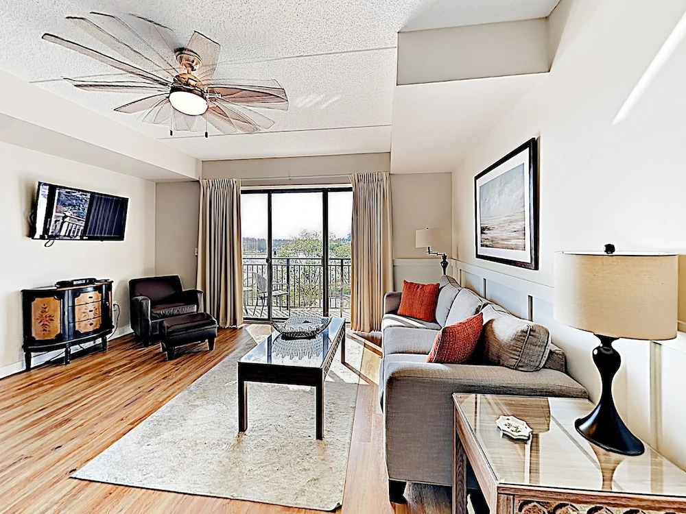 Downtown W/ River View, Near Shops & Beaches 1 Bedroom Condo