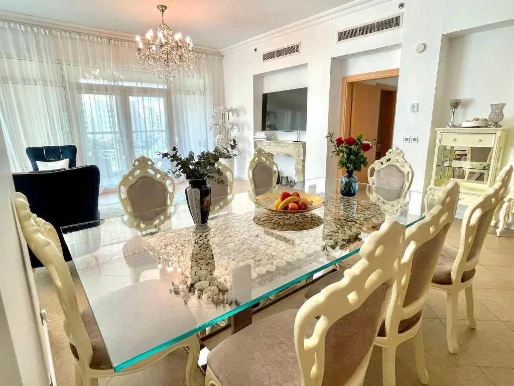 Luxury, Spacious, Beachfront, 3BD Apartment with private beach access!