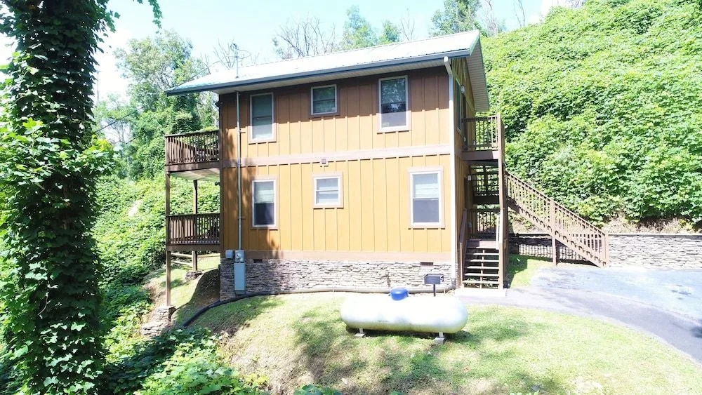 Distiller's Den 2 Bedroom Cabin by RedAwning