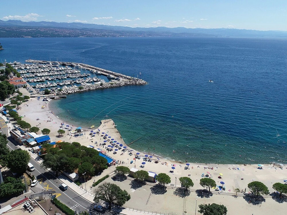 Stylish Apartment 100m from the Beach